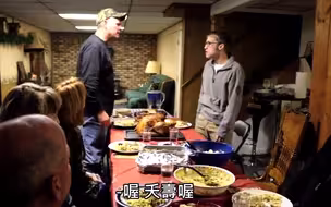 儿子游戏机被父亲砸烂，感恩节在全家人面前爆发掀桌！
