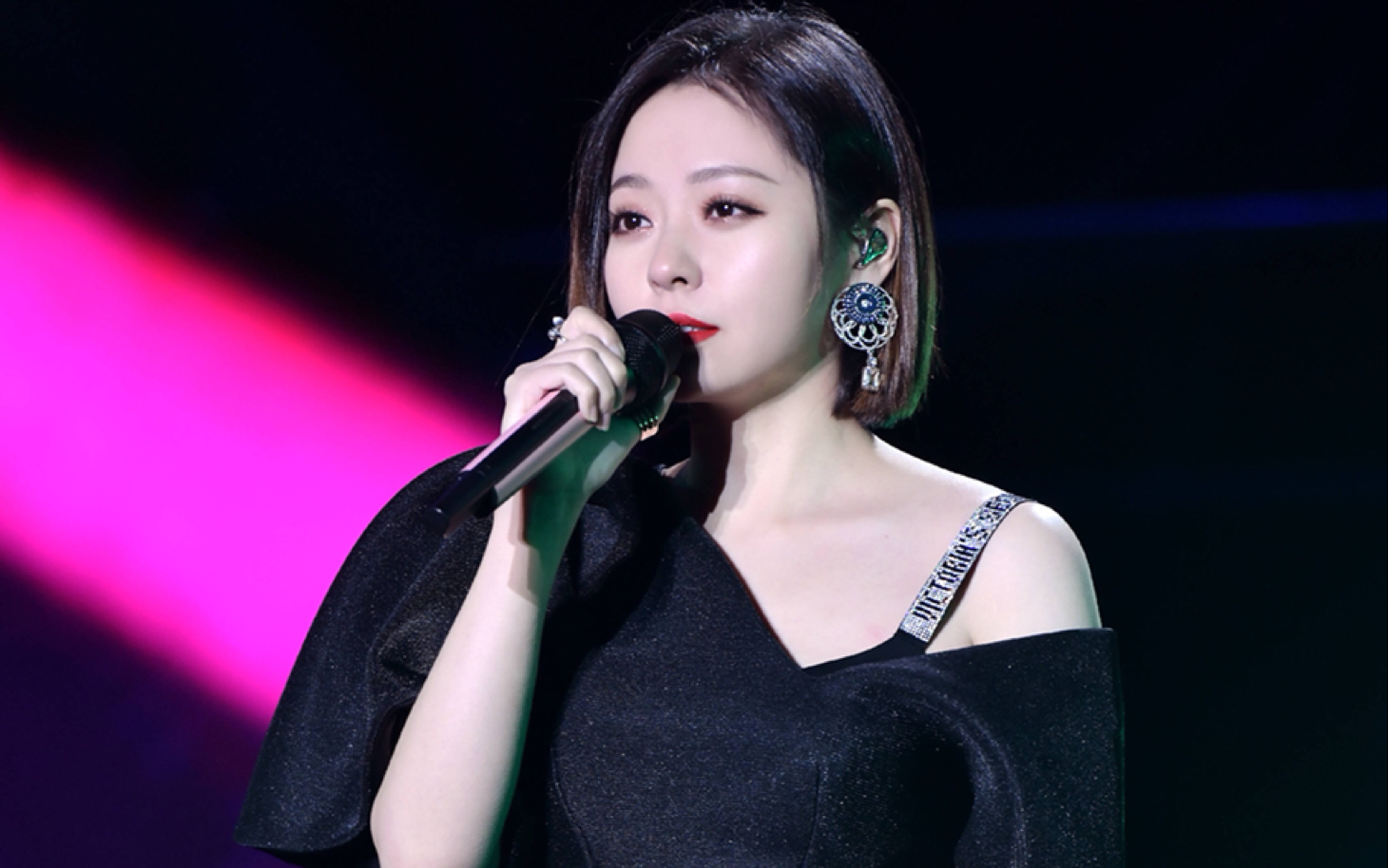 张靓颖舞台状况合集,摔下舞台,挺身救车,感冒了坚持真唱歌手的职业