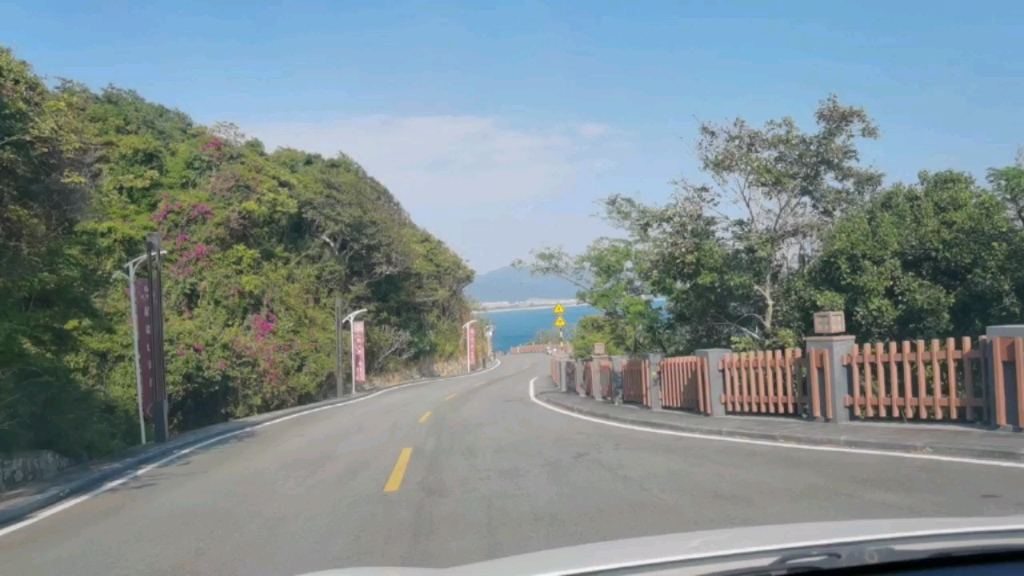 开车行驶在阳光明媚的沿海公路上7715