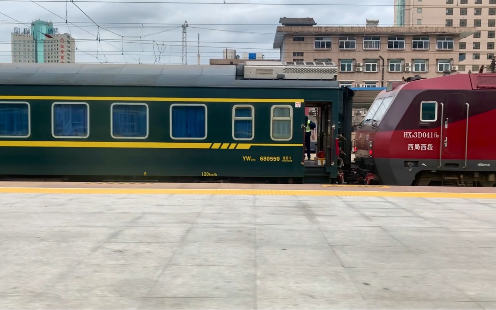 宝成铁路6063次列车宝鸡站晚点半小时出站,宝鸡站到渭河大桥段侧拍