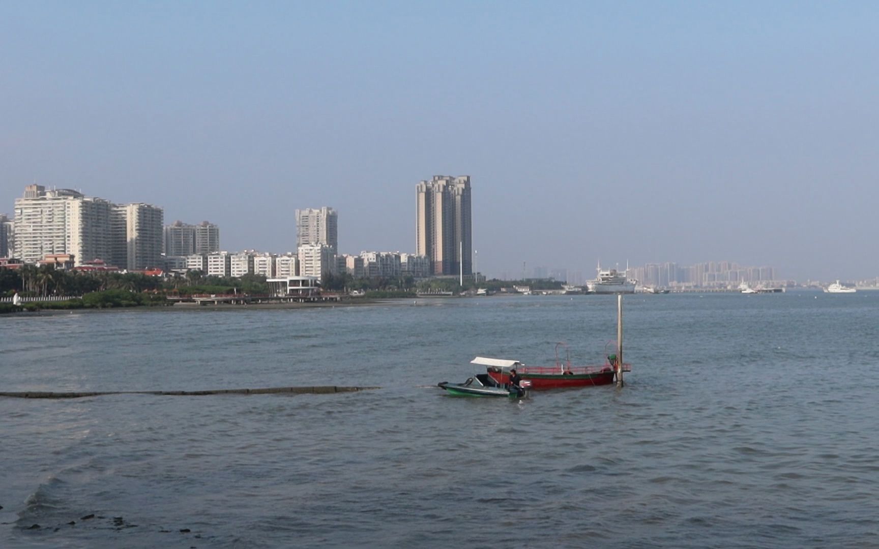 2021年12月16日广东湛江市,特呈岛码头和沿岸沙滩随拍第一段.