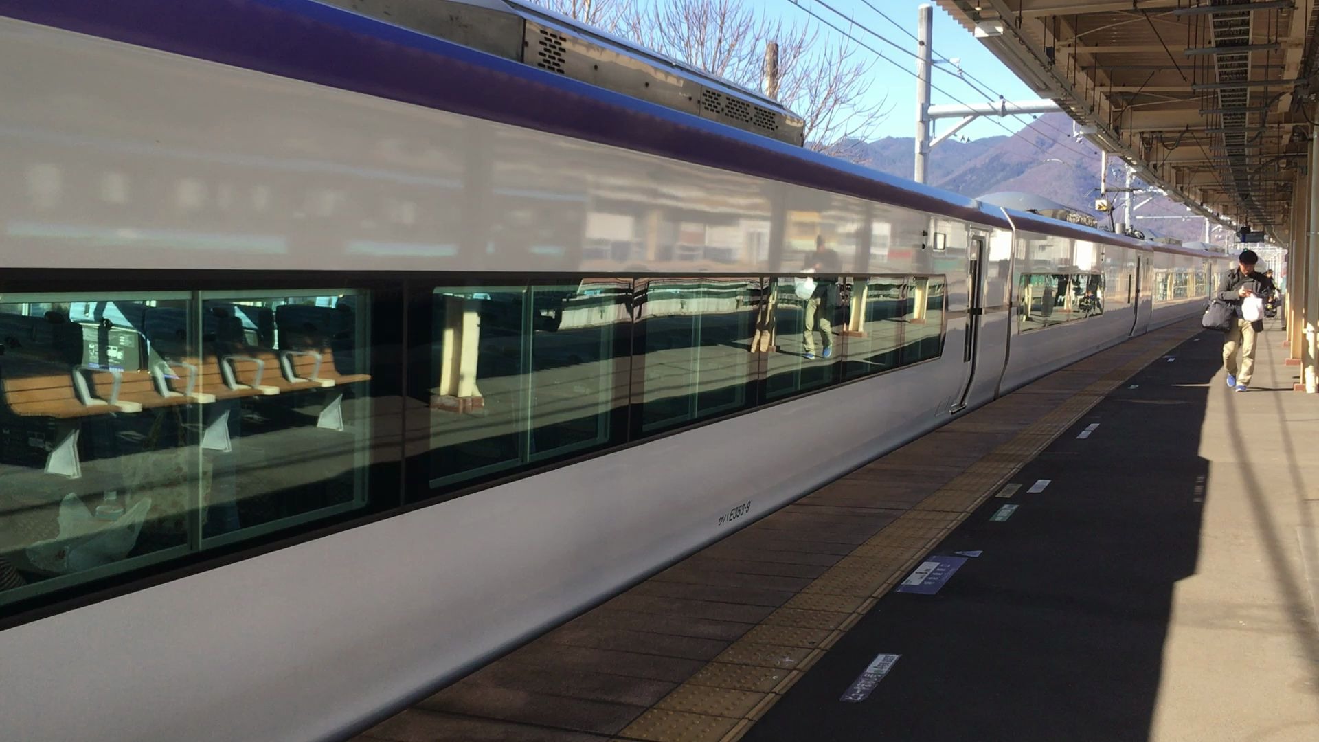 e353系电车(かいじ3号)山梨市站发车