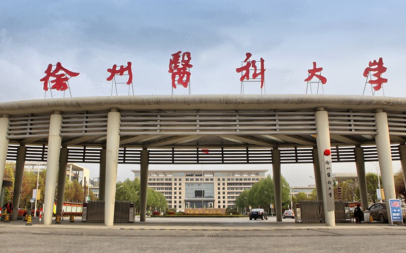 活动  某医科大学新生军训期间疯狂摁假人