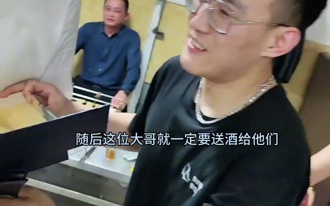 网友们从河北沧州来淄博吃烧烤,在店里与淄博当地的人们交谈甚欢