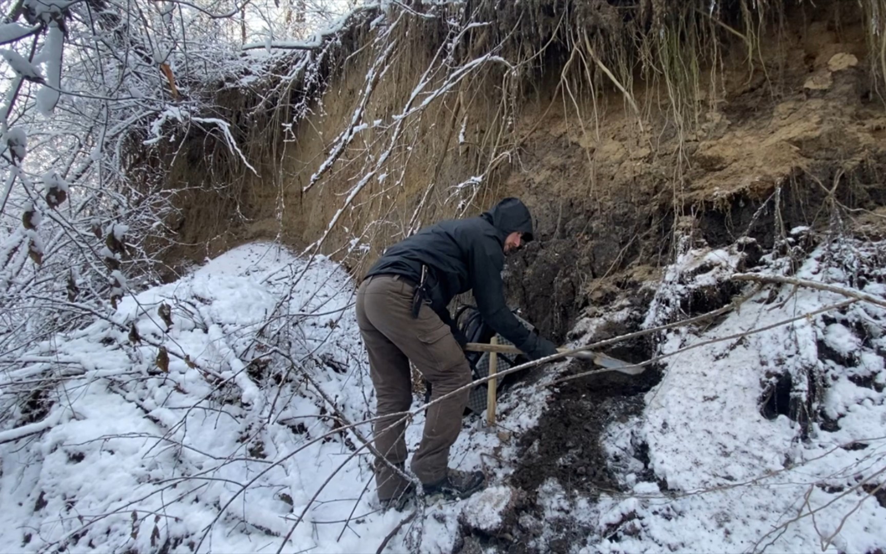 荒诞求生记:-20℃下如何在土崖建庇护所?