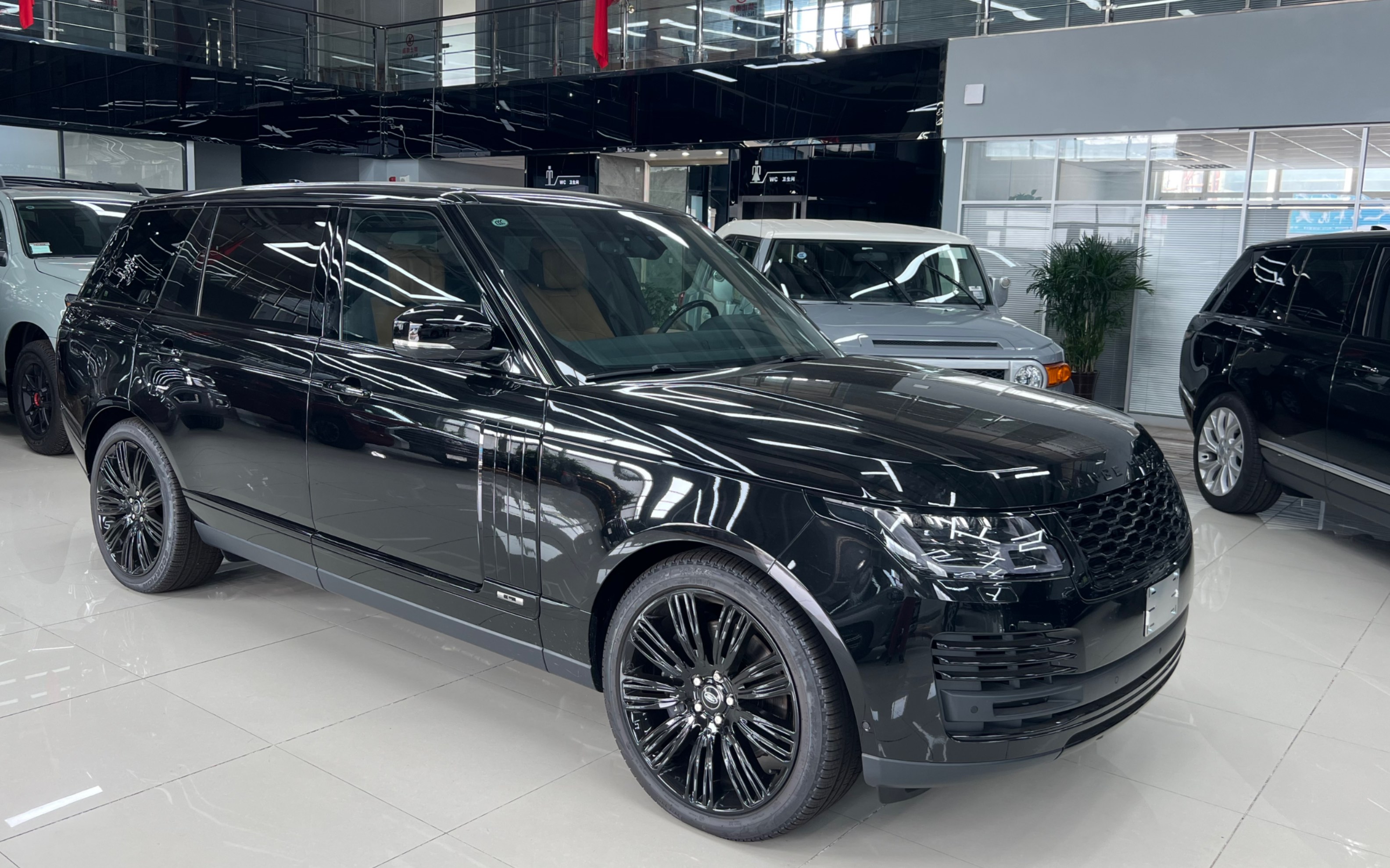 2022款路虎揽胜创世加长版指导价180万老板座驾非它莫属