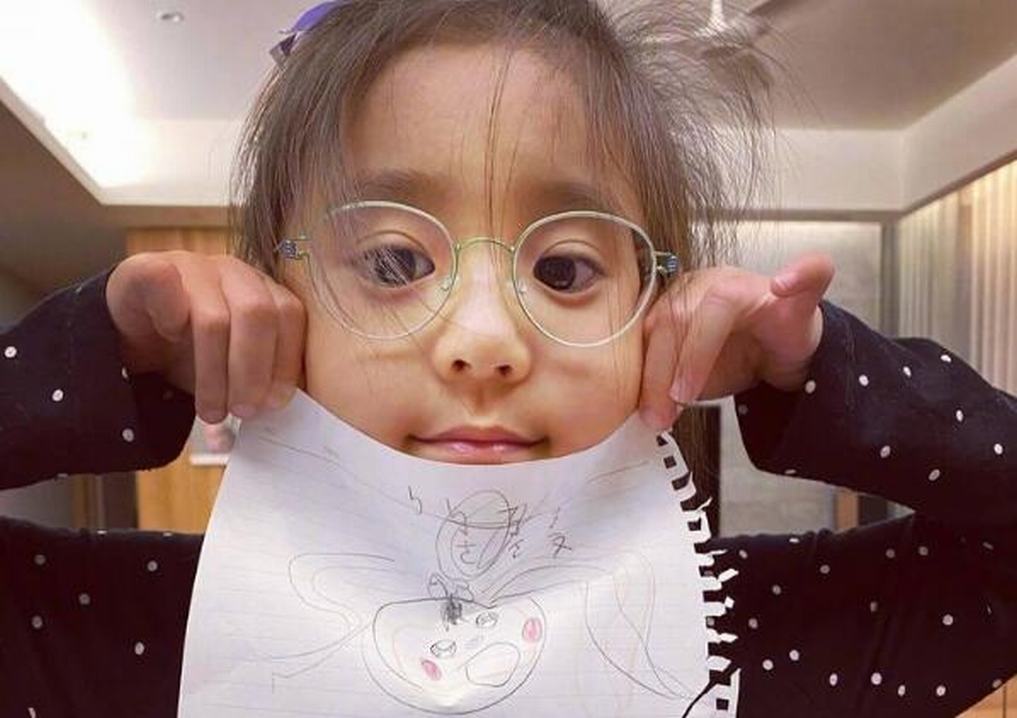 贾静雯透露女儿布布视力存在缺陷,小小年纪要带眼睛,还好很漂亮