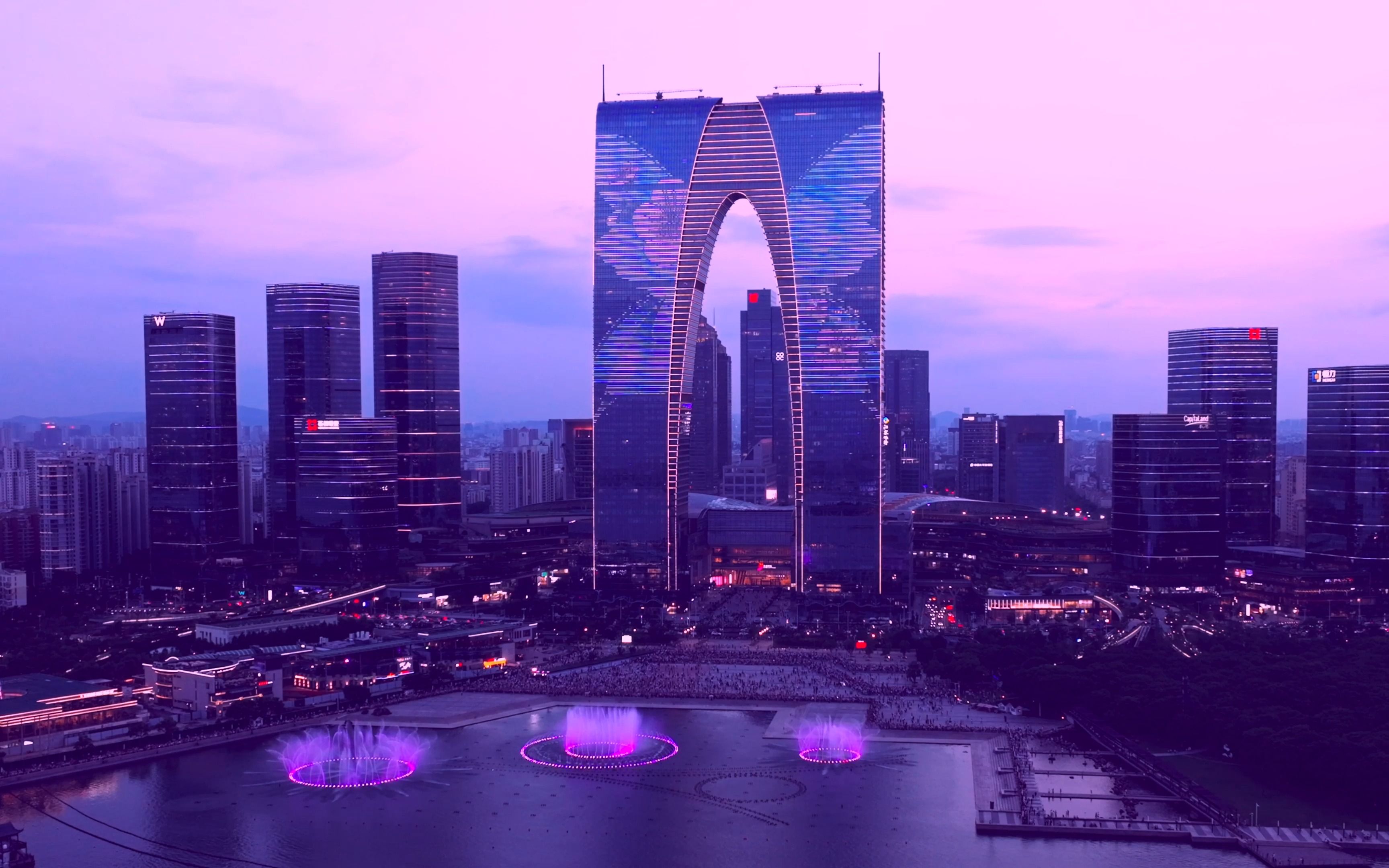 这个夏天总要去苏州东方之门看一次音乐喷泉吧