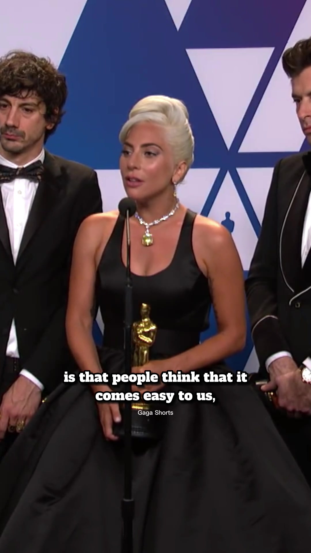 lady gaga在获得奥斯卡奖后变得可爱而诚实