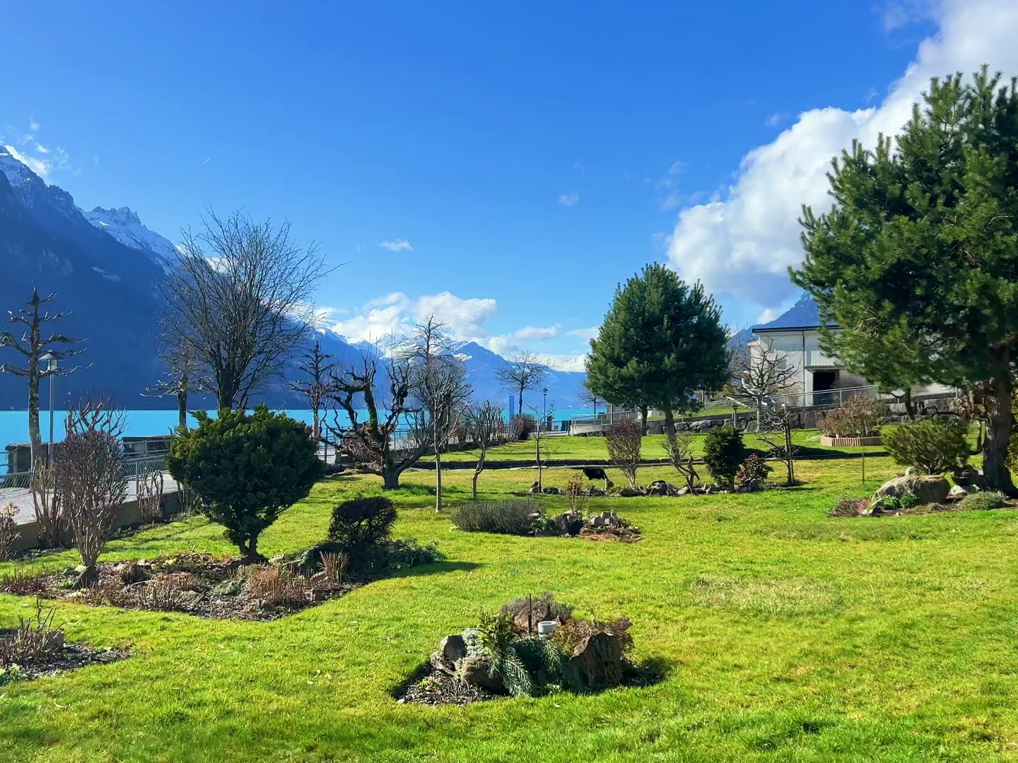 瑞士布里恩茨 — 在阳光明媚的冬日漫步在最美丽的瑞士村庄