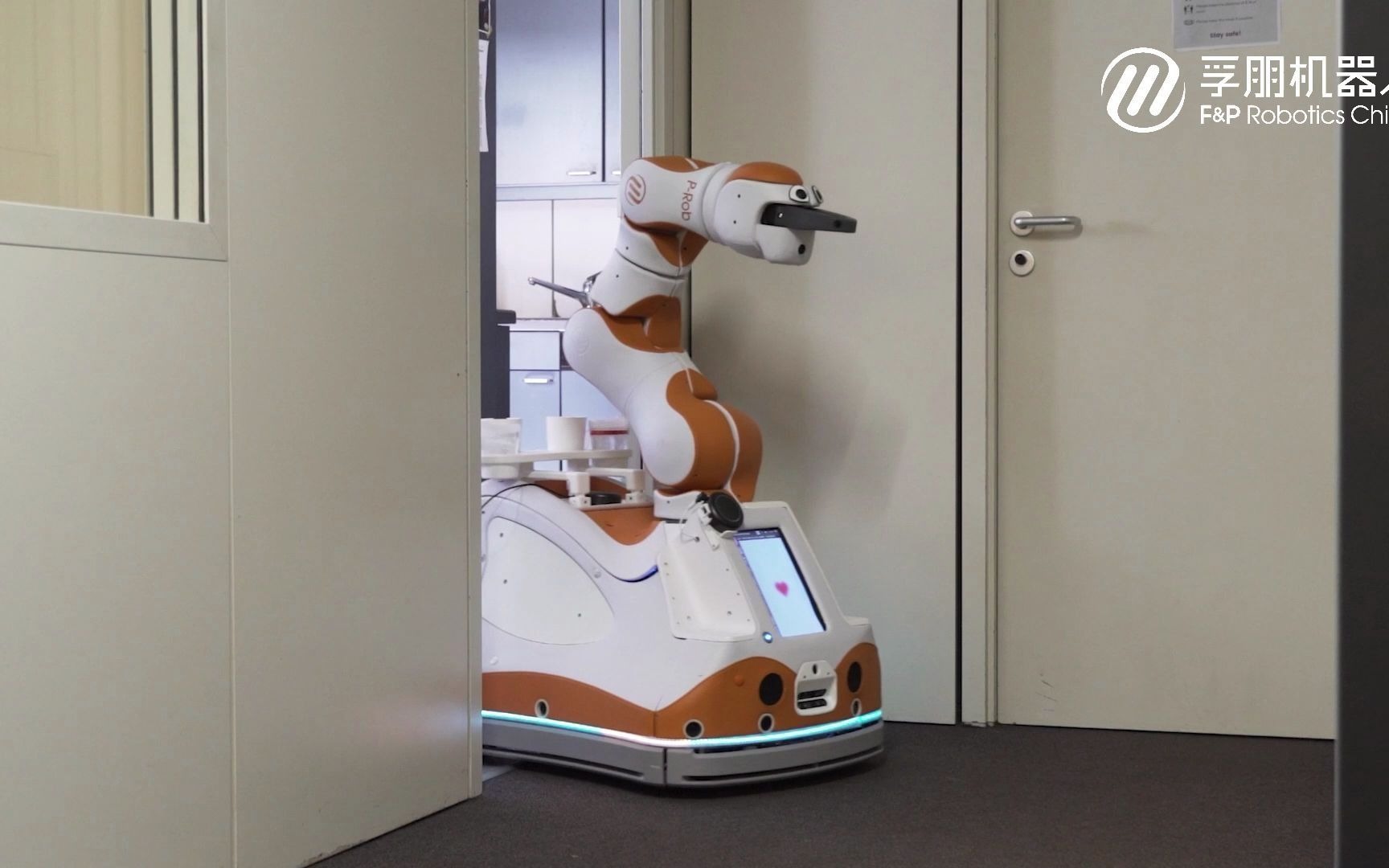 瑞士科技创新局项目案例|康养移动机器人展示lio入户送水服务功能