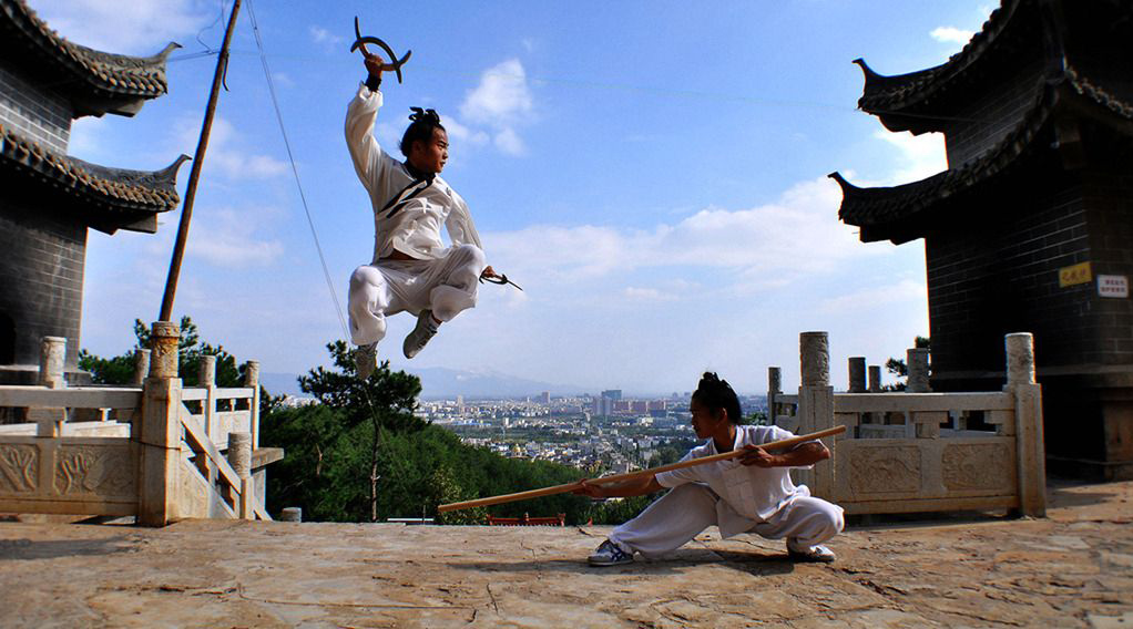 棍扫一大片,武当弟子演练八仙棍,棍法独到攻势凌厉