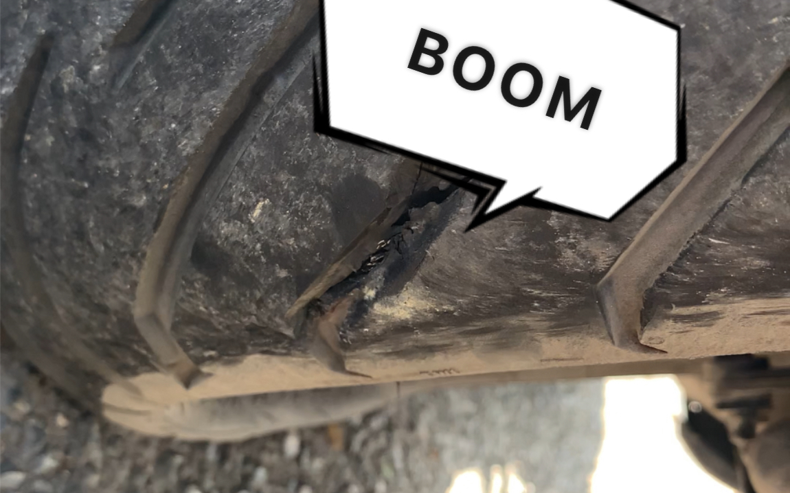 凉凉摩托车高速公路上爆胎