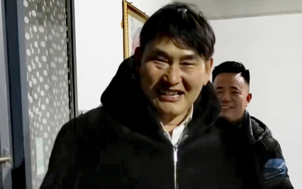 网红帮大衣哥家干活,大衣哥送大米豆油茶叶等日用品表示感谢