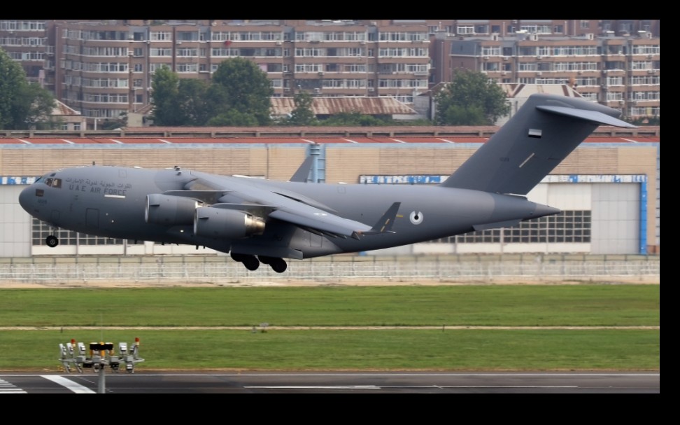 环球霸王c17落地大连,跑道28