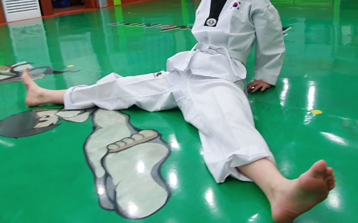龙英跆拳道压腿图片