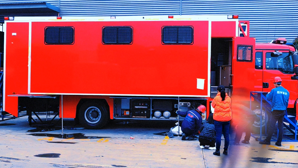 24人重汽豪沃宿营车加速助力应急消防救援队现代化建设#宿营车 #宿营