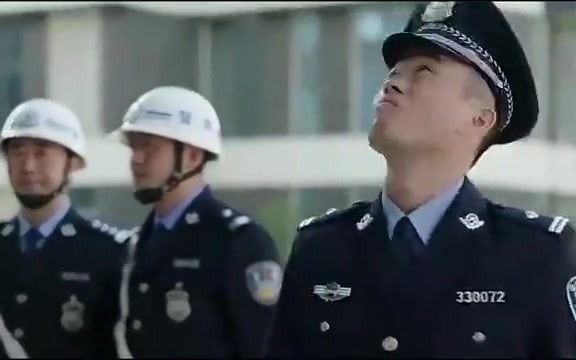 [图]警察锅哥：锅哥太重要！刚停职警局就乱套，局长傻了：赶紧归队！