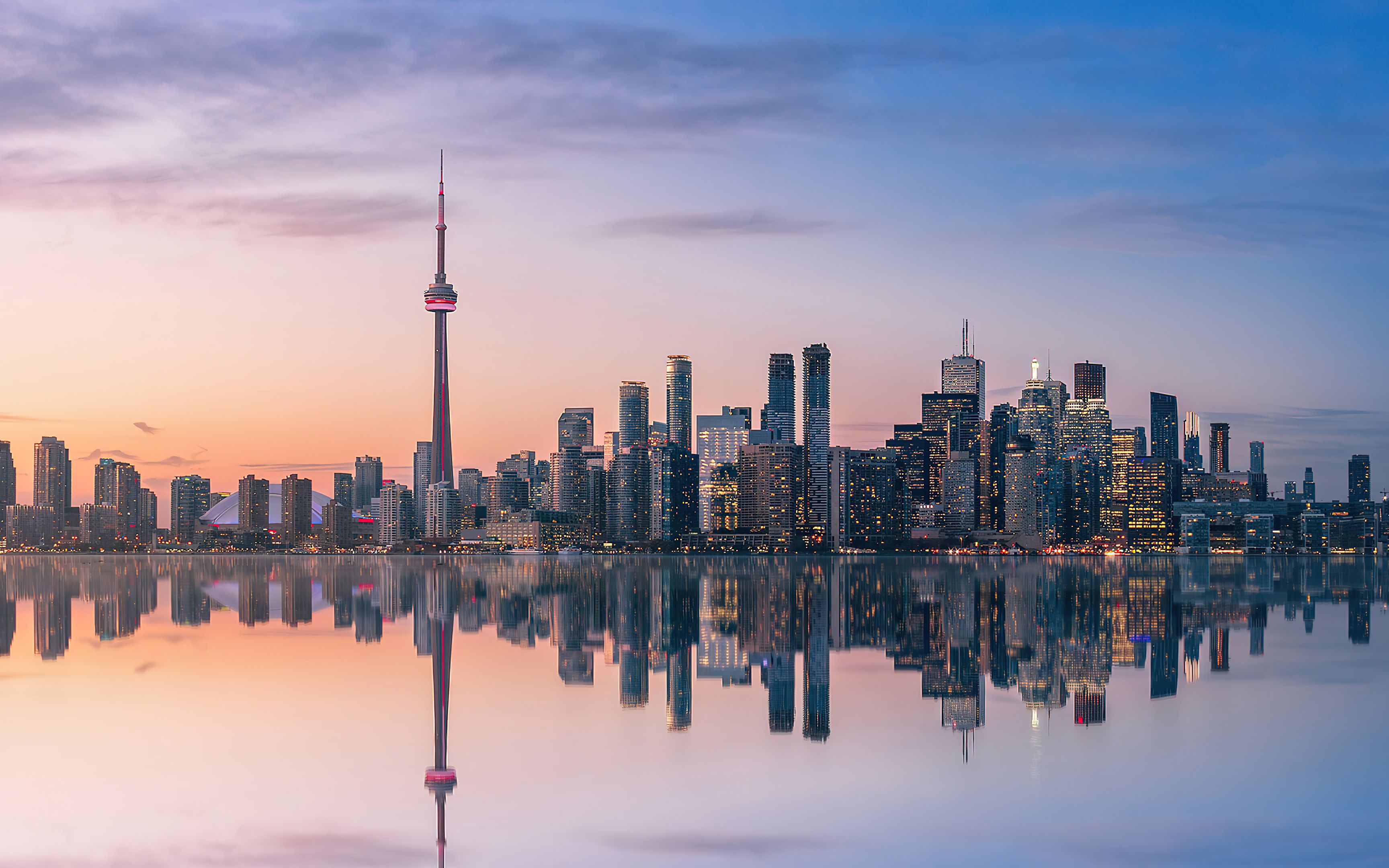 航拍安大略湖湖边城市多伦多城市 湖面伦多城市倒影