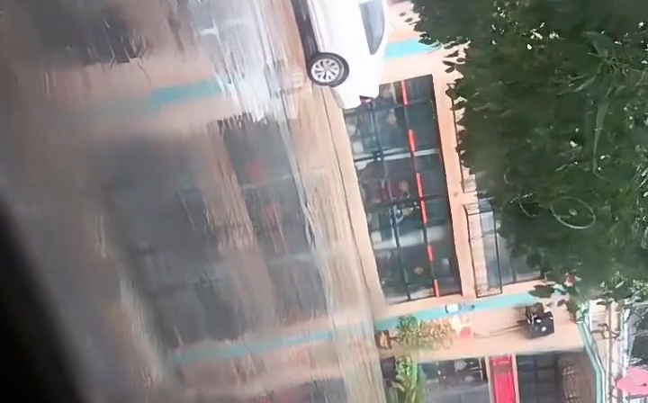 [图]下雨了，雨点落在我的身上，雨伞下的雨伞一闪一闪的，我心里像喝了蜜一样，甜甜的。