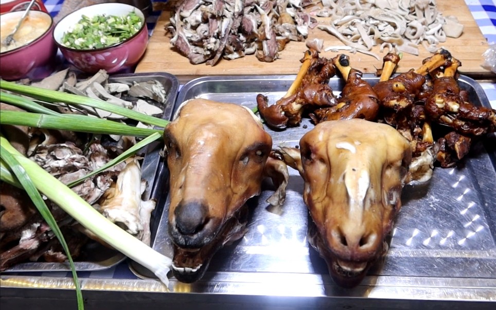 挑战兰州南关夜市20元一个的羊头,羊眼睛瞬间在嘴里爆开难以形容