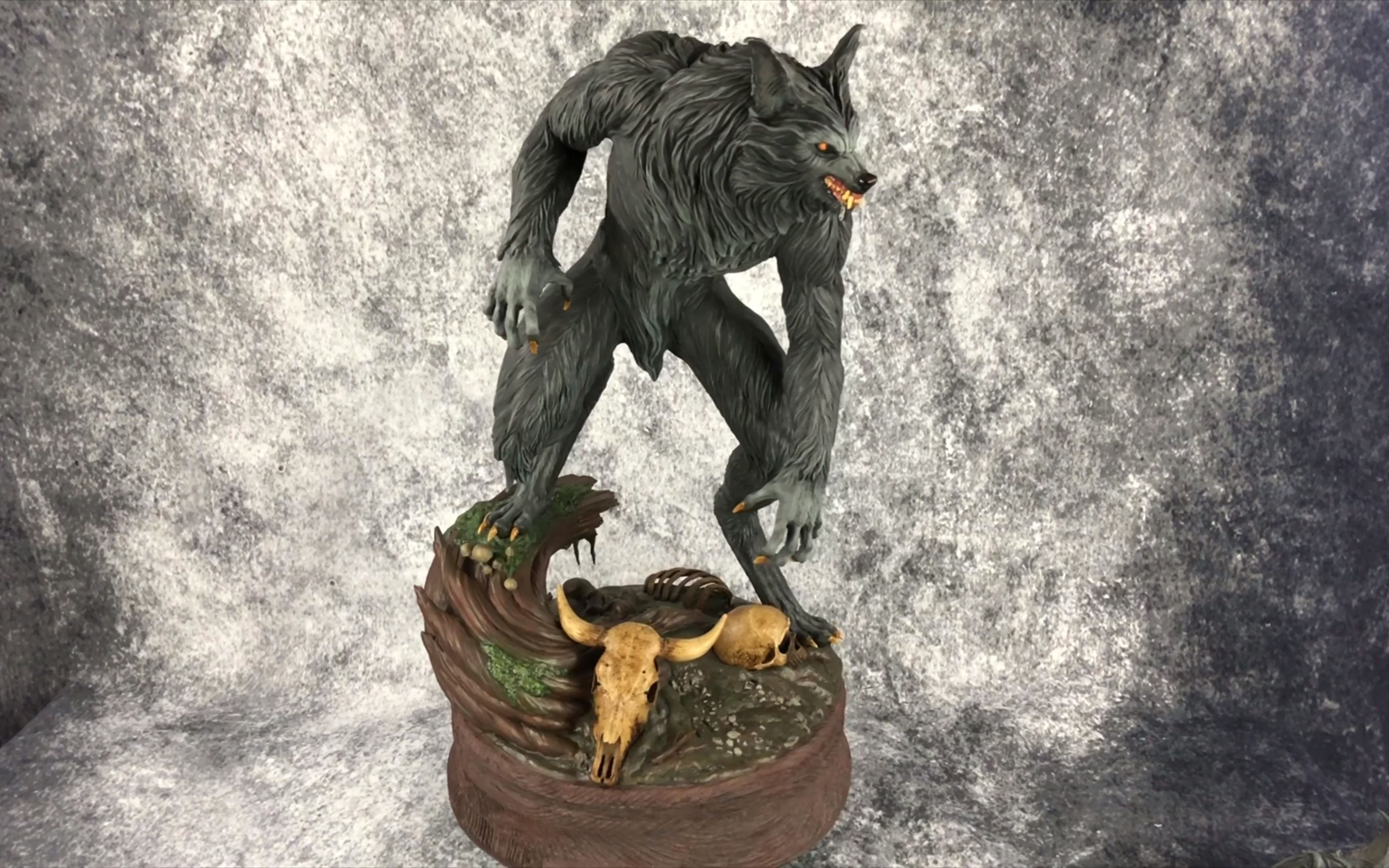 pcs 《 破胆三次》狼人雕像 repaint of the howling statue