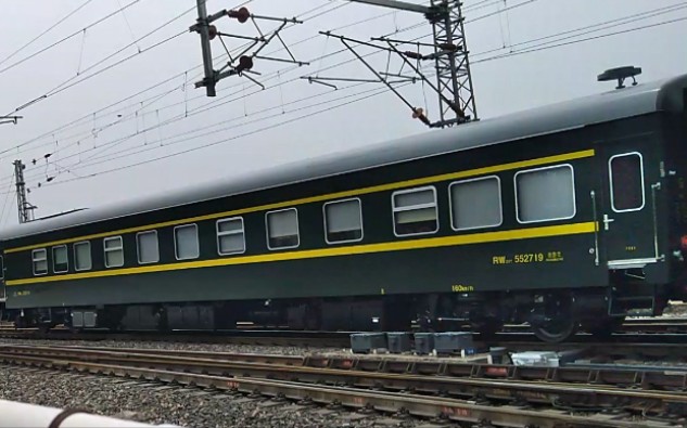 【铁路】京温大破车k102次尾部加挂rw25t552719通过