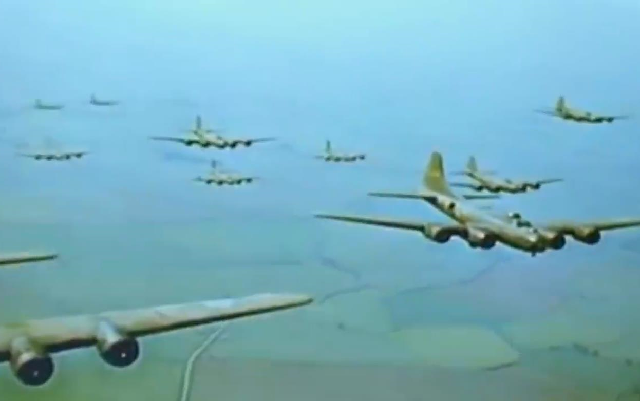 二战彩色影像 | B-17“空中堡垒”轰炸机（美国陆军航空队）轰炸德国军事设施（1942-1945）