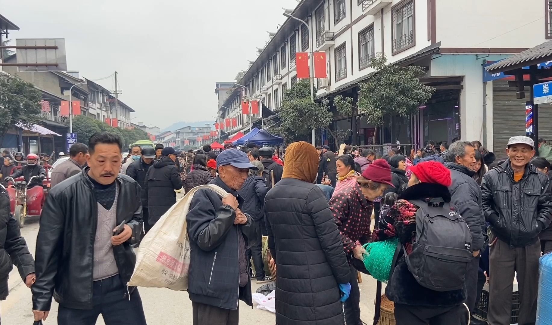 实拍湖南农村集市,上万人赶集买年货?年味越来越浓
