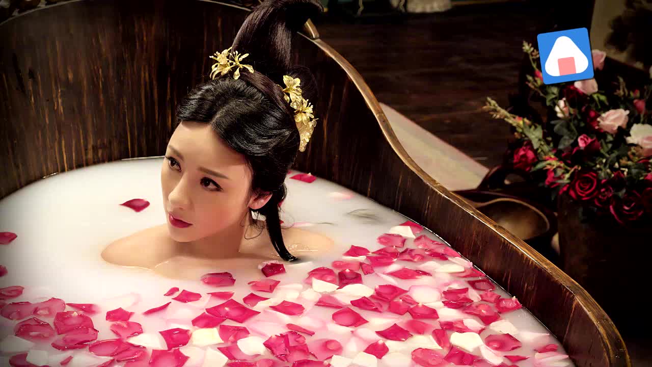 柳岩晒电影沐浴照 对镜梳妆风情万种