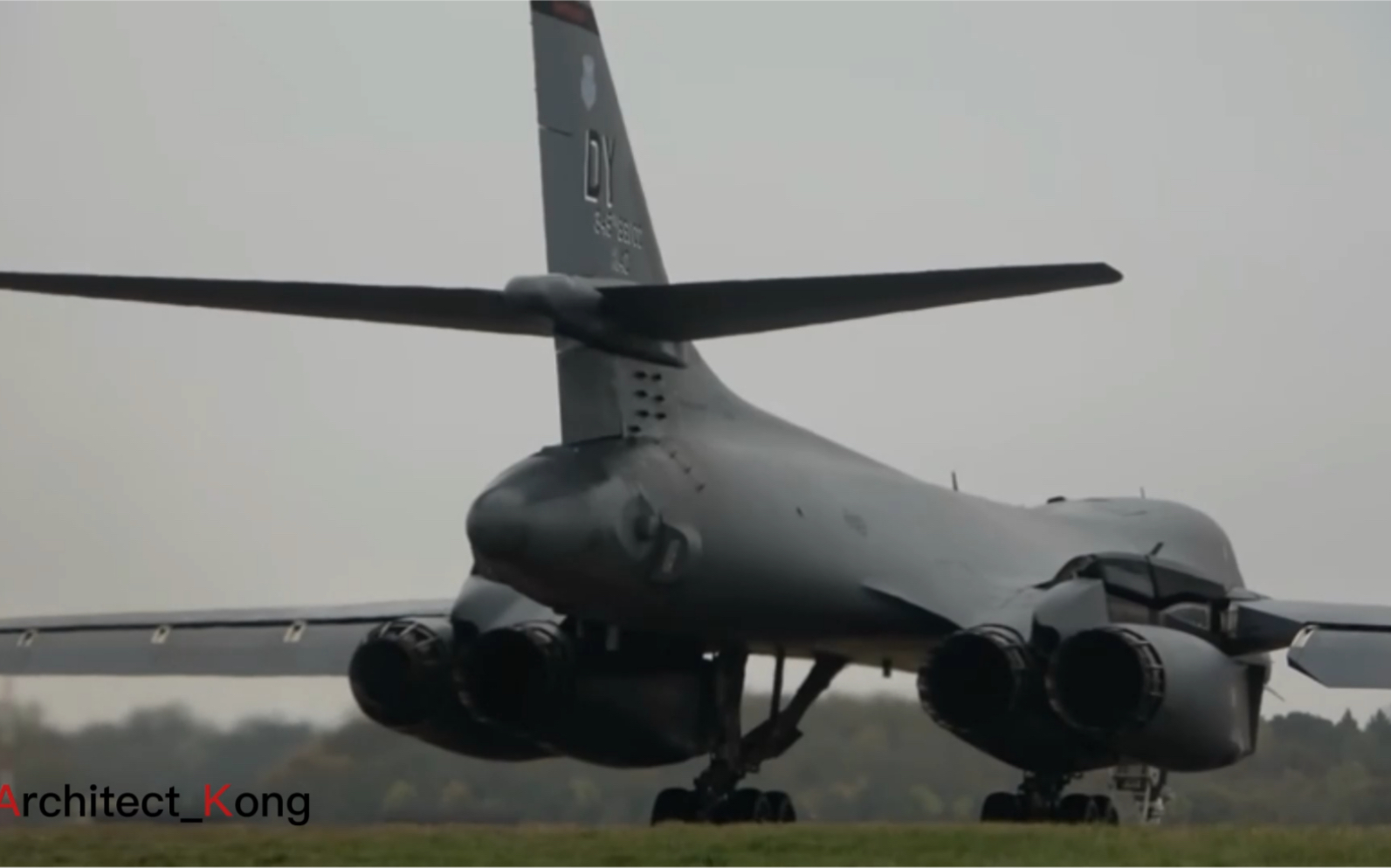 b1b枪骑兵轰炸机外形和图160十分接近