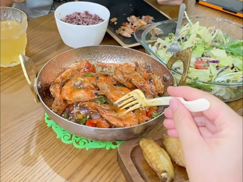 炒架了，说各做各的饭😭