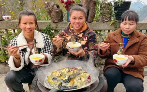 下载视频: 今天欧妹家来啥客？抓两只土鸡炖一锅，4人围锅吃肉喝汤太过瘾了