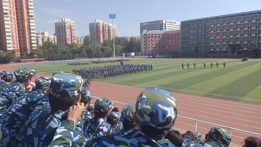 我们学校(首钢工学院)军训结束了,这是今天(2023.9.21)的汇报展演哔哩哔哩bilibili