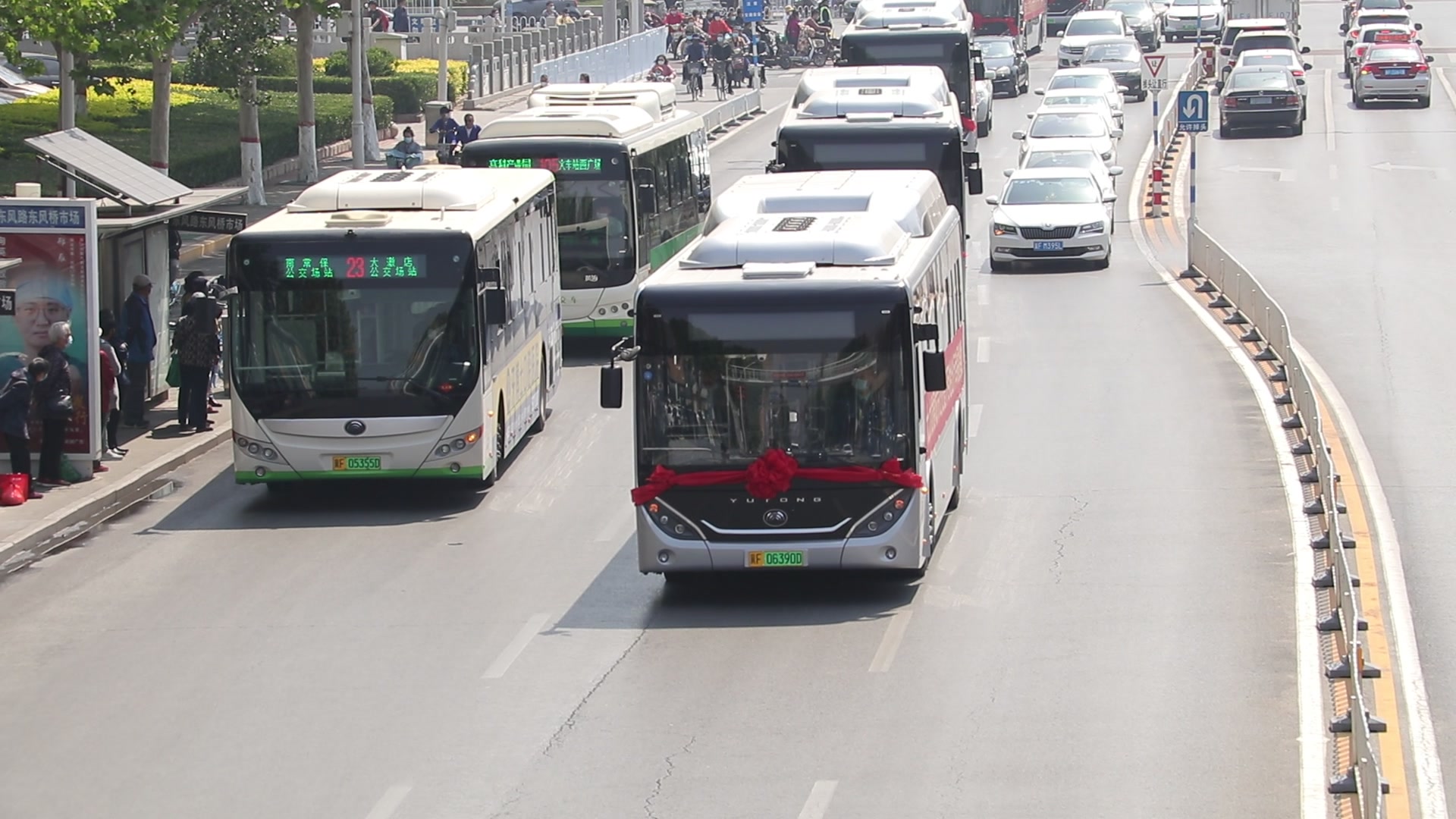 活动  保定公交70台伪黑金刚e10i新车戴大红花驶过东风桥,全部车辆都