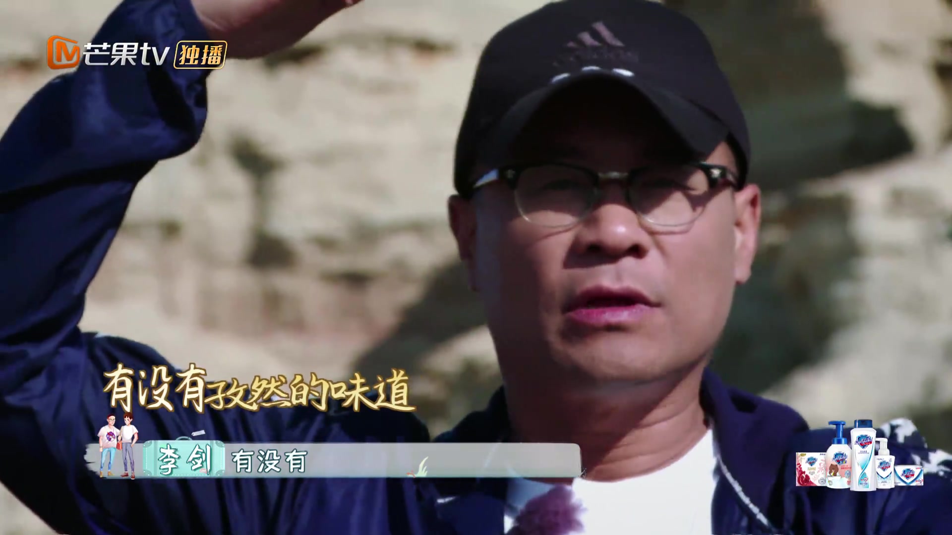 李汶翰成老爸跟拍摄影师李剑即兴嗨跳新疆舞