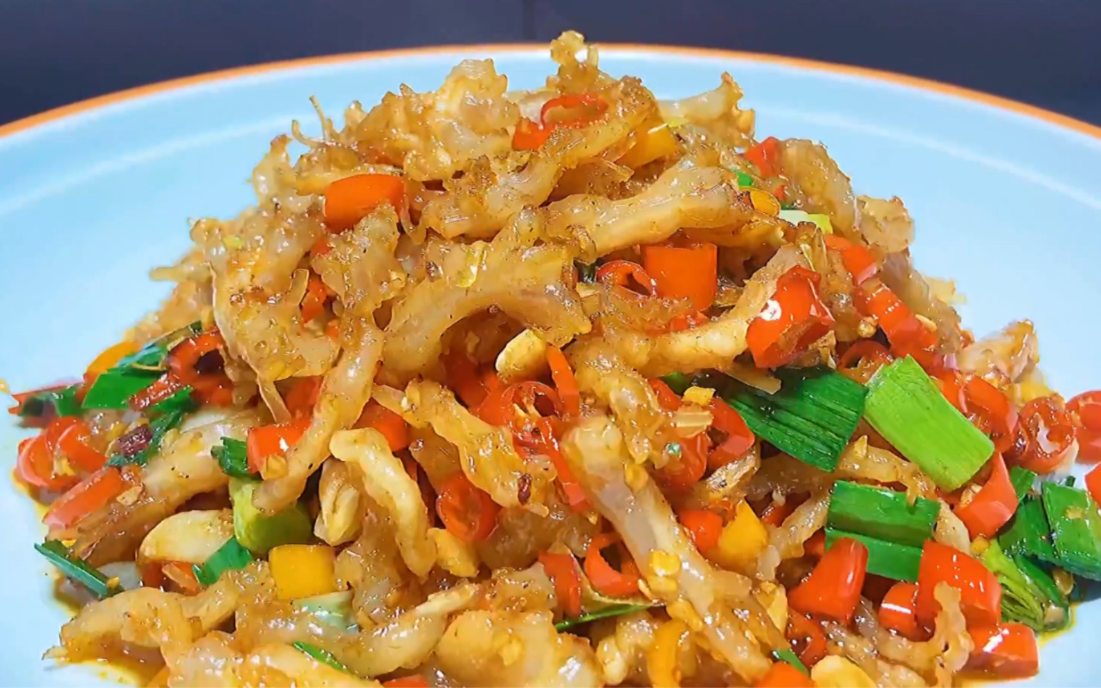 以爆辣鸭掌筋闻名于长沙的湘菜馆是很多明星网红打卡必点的菜辣得过瘾