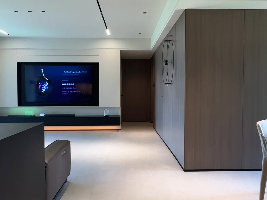 我还是会选75x150浅灰色柔光砖通铺,搭配同色系美缝,效果真的巨显大!