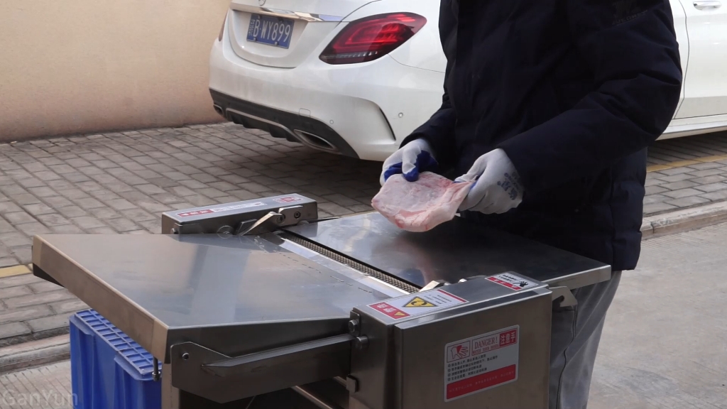 用猪肉去皮机,几秒就可以扒一块猪皮,省时又省力#猪肉去皮机#猪皮加工