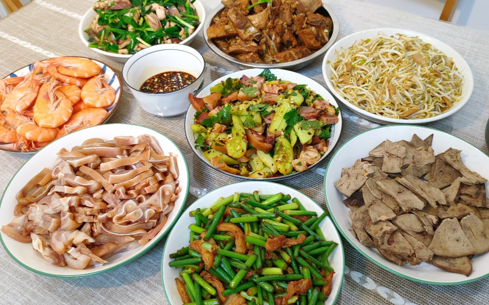 小孕妇已经足月啦,二月二婆婆和妈妈又准备一桌,主菜一定是猪头肉拍