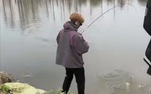 Скачать видео: 【赵太阳三人钓鱼】三个活爹出去钓鱼，七月骄阳yyds，爹咪：太阳=12：6，阳阳被踢了一脚哈哈，对着两条狗喊年总和邵总，你们是认真的吗？三个男人飙高音，仨活爹