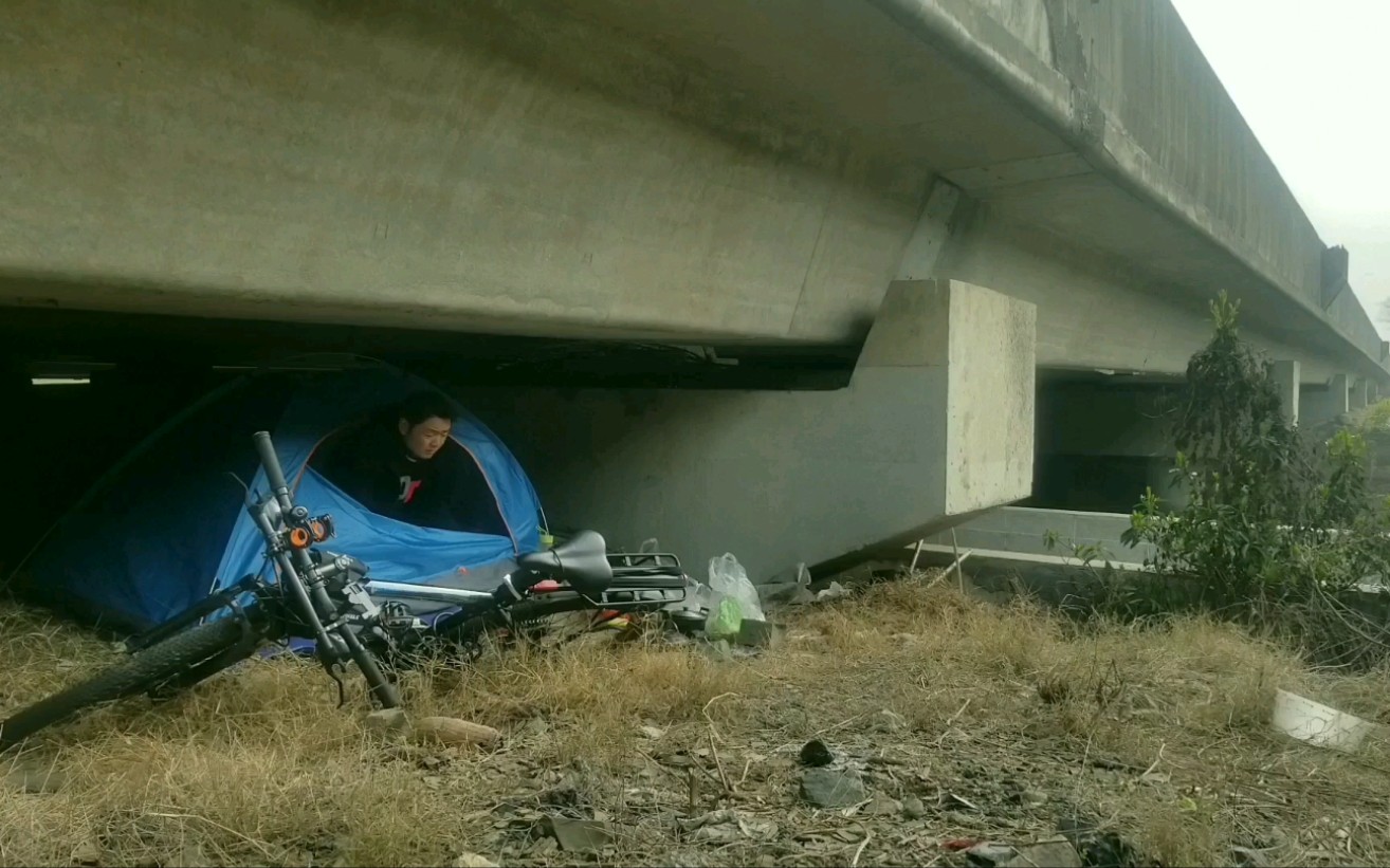 穷游住桥底很舒服都不想走了,做个饭吃还是继续赶路往杭州吧