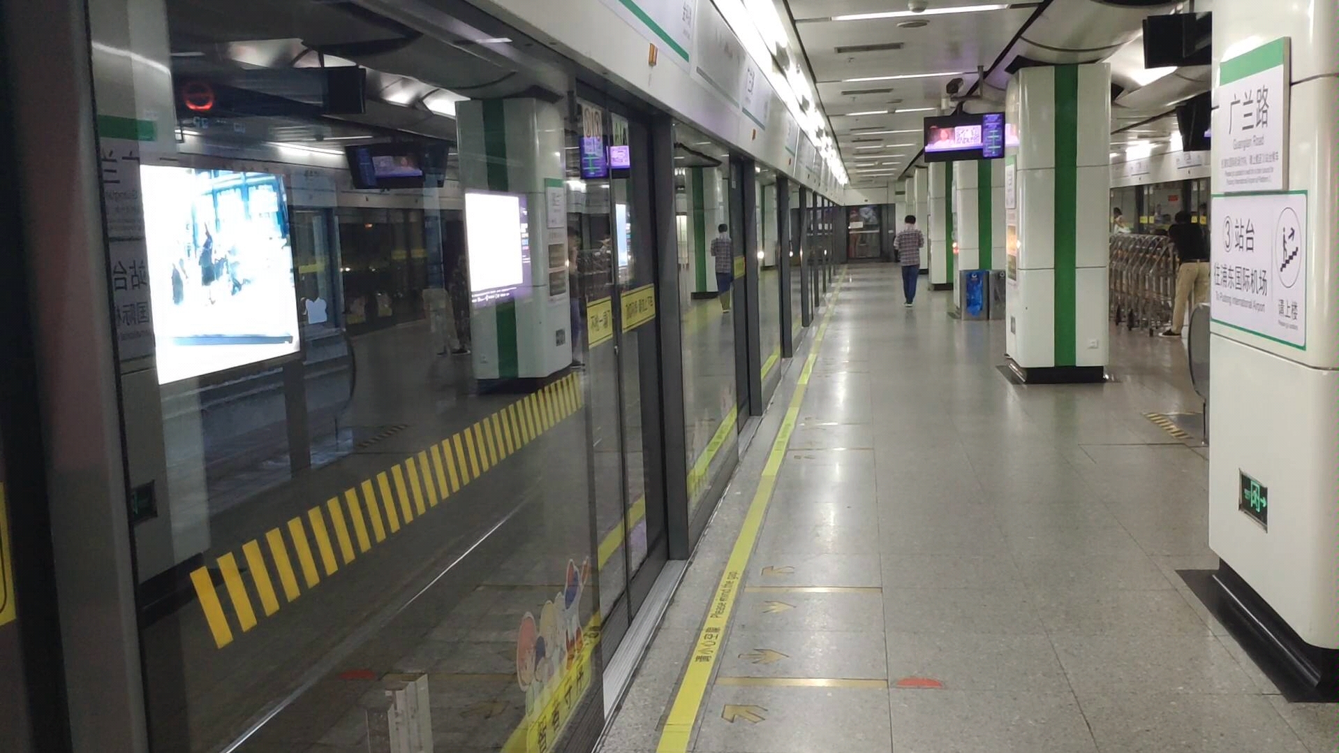上海地铁2号线02a02型列车0240号车到达广兰路站2号站台终点站