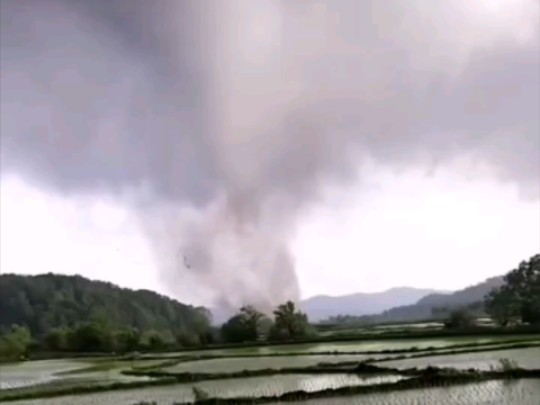 2021年6月1日黑龙江尚志龙卷风,一次带尘土白漏斗上山和翻山后漏斗云