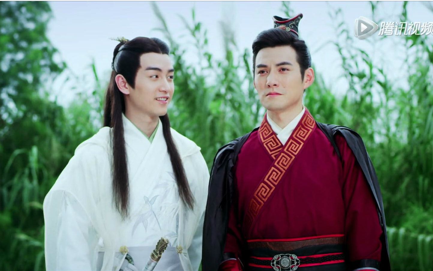 白玉堂和展昭在救助一个老汉时相遇,两人一起锄强扶弱,帮助了很多人.