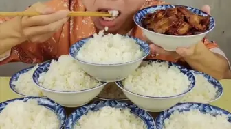 Descargar video: 一口肉就八碗饭，别人顶不住的他要干