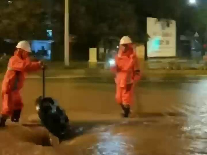 南宁市发布暴雨红色预警信号,良庆区一道路已出现积水,市政排水队伍连夜前往处置哔哩哔哩bilibili