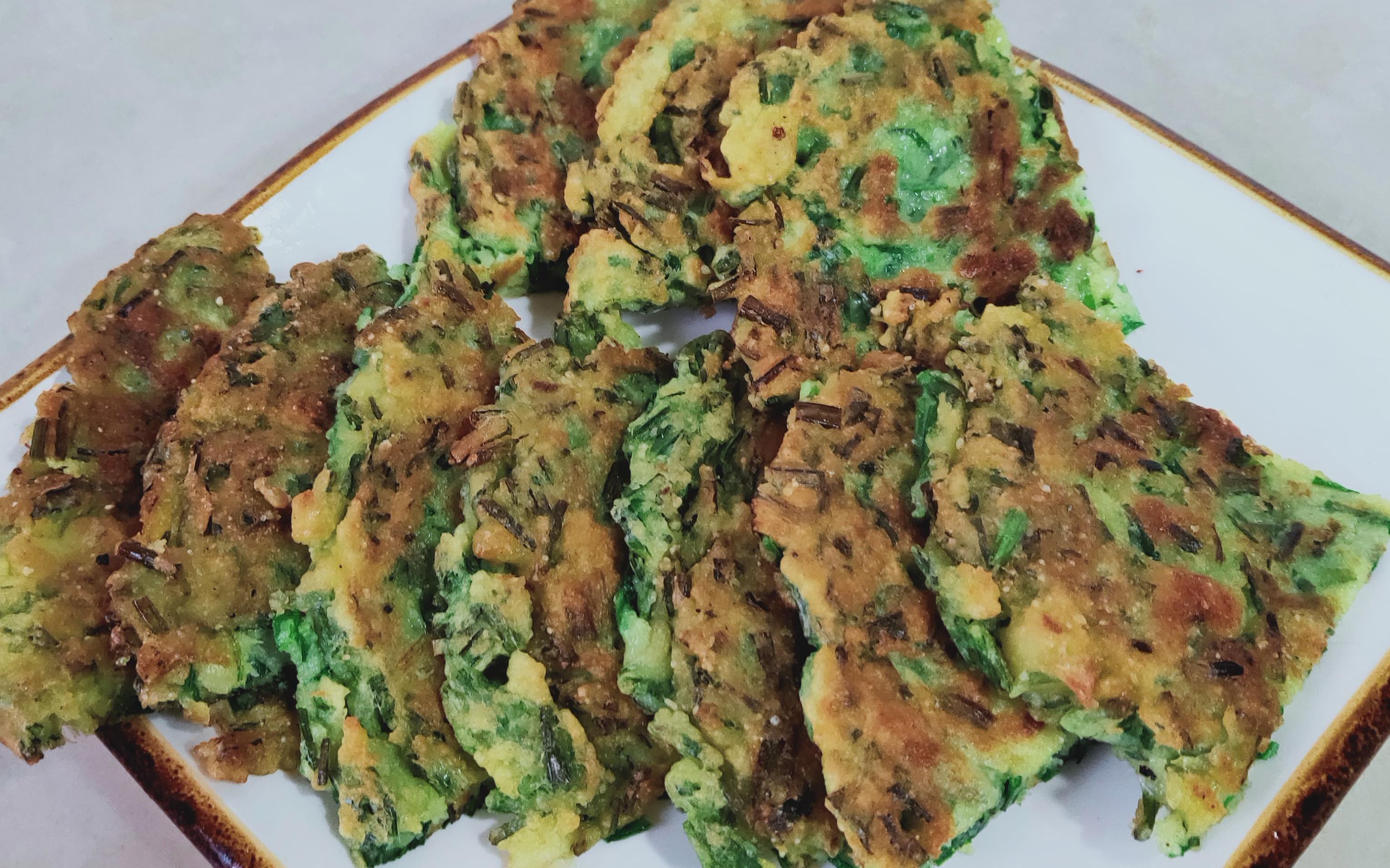 冬天里吃新鲜野菜饼,北方的朋友羡慕吗?