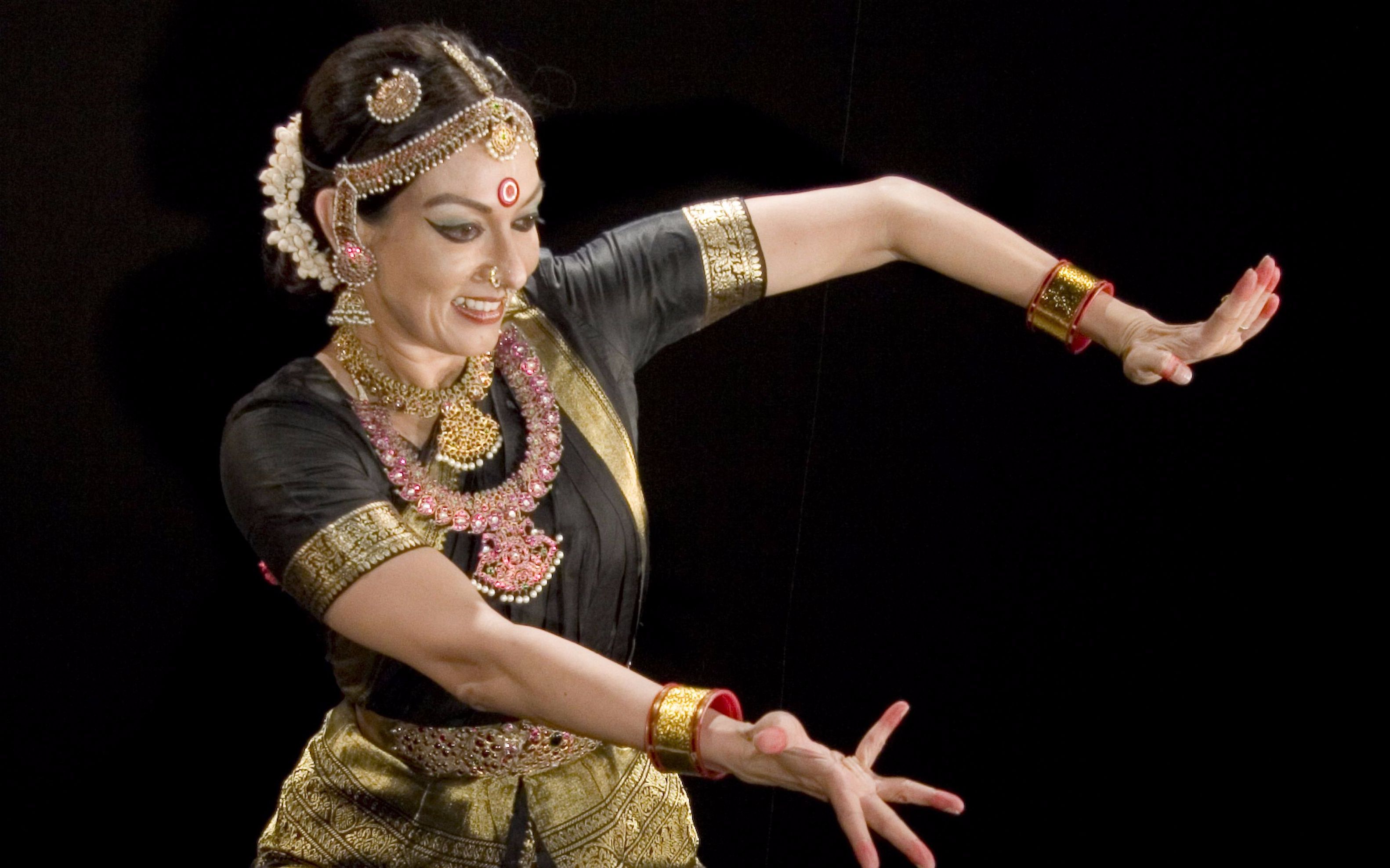 印度古典舞大师mallika sarabhai表演婆罗多舞和库契普迪舞