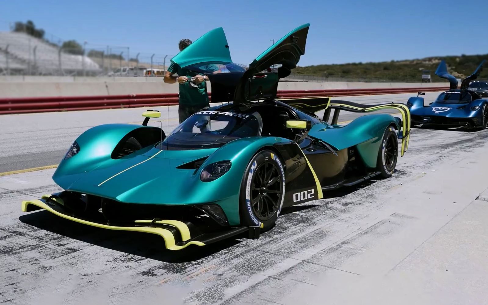 「带顶f1」阿斯顿·马丁valkyrie amr pro下赛道